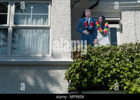 Königliche Hochzeit Prinz Harry Meghan Markle, Herzog von Sussex ausgeschnittene Pappfiguren von Paar privaten Balkon Windsor. 19. Mai 2018 HOMER SYKES Stockfoto