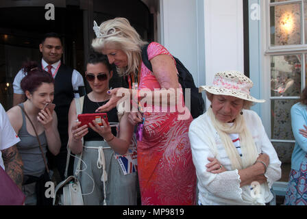 Die Menschen in der Menge mit mobile Geräte, iphone, Smartphone, Smartphones, Prinz Harry Meghan Markle königliche Hochzeit auf mobile i Telefon 2018 HOMER SYKES Stockfoto