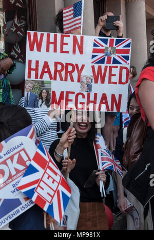 „Harry Wed Meghan“-Banner, begeisterte Frauen, Mädchen, Touristen, Leute in Menschenmenge für den Herzog und die Herzogin von Sussex, Royal Wedding. Prinz Harry und Meghan Markle 19. Mai 2018. Ich beobachte die Prozession, eine amerikanische Flagge in Menschenmenge. Windsor, England 2010er Jahre UK HOMER SYK Stockfoto