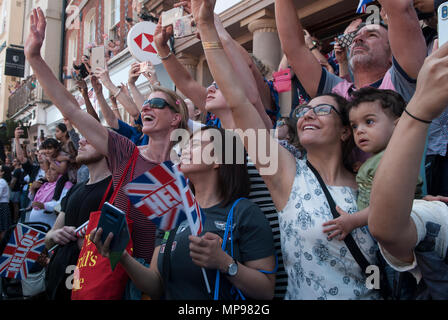 Menschen in Menschenmenge mit mobilen Geräten, Flaggen, Smartphones, fröhlich feiern, winken, Sie jubelten den Herzog und die Herzogin von Sussex an, ihren königlichen Hochzeitstag. Prinz Harry Meghan Markle 19. Mai 2018. Windsor, England, Großbritannien. HOMER SYKES Stockfoto