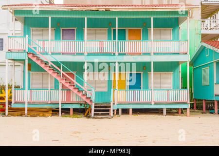 Caye Caulker, Belize - Dezember 20, 2016: Blick in die bunte Holzhaus in Caye Caulker. Es ist eine kleine Insel in der Nähe von Ambergris Caye, Belize. Stockfoto