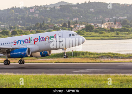 Korfu, Griechenland - 21. Mai 2018: Die kleinen Planeten Airlines Polen Airbus A320-200 Landung auf der Runway des internationalen Flughafen Korfu. Stockfoto