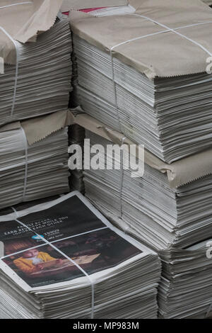 Einen großen Stapel der Evening Standard Zeitungen durch adelivery Person für eine Verbreitung außerhalb eines Bahnhofs in Central London. Evening Standard Stockfoto