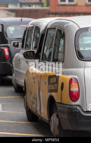 Eine Warteschlange von London schwarz Kabinen oder Taxis außerhalb von London Waterloo Bahnhof zu warten. Tarife oder Passagiere. Öffentliche Verkehrsmittel in der Stadt. Stockfoto