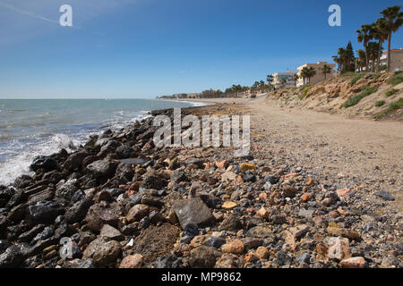 Küste und Strand Roquetas Del Mar Costa de Almería, Andalusien Spanien in der Nähe der Burg und Leuchtturm Stockfoto