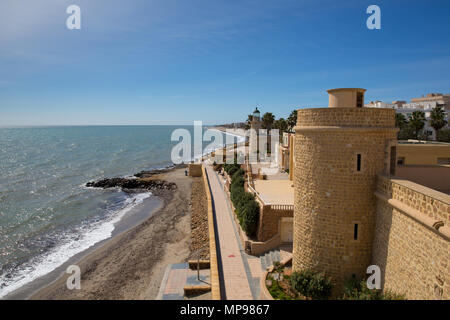Uferpromenade und Roquetas Del Mar Schloss de Santa Ana Costa de Almería, Andalusien Spanien Stockfoto