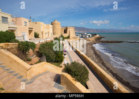 Uferpromenade und Roquetas Del Mar Schloss de Santa Ana Costa de Almería, Andalusien Spanien Stockfoto