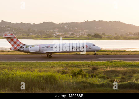 Korfu, Griechenland - 21. Mai 2018. Eine Volotea Boeing 717-200 (EI-FGI) landet auf dem Internationalen Flughafen Korfu. Stockfoto