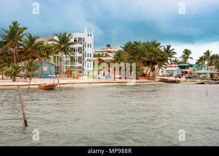 Caye Caulker, Belize - Dezember 24, 2016: Blick auf die Häuser am Strand in Caye Caulker. Es ist eine kleine Insel in der Nähe von Ambergris Caye, Belize. Stockfoto