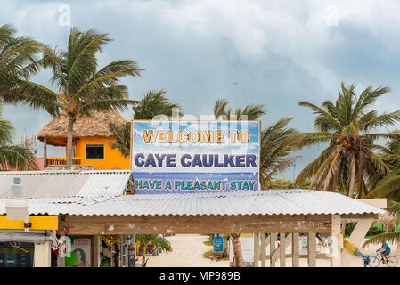 Caye Caulker, Belize - Dezember 24, 2016: Anmelden Herzlich Willkommen auf der hölzernen Pier dock in Caye Caulker. Es ist eine kleine Insel in der Nähe von Ambergris Caye, Belize. Stockfoto