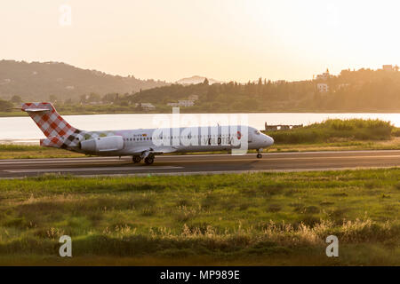 Korfu, Griechenland - 21. Mai 2018. Eine Volotea Boeing 717-200 (EI-FGI) landet auf dem Internationalen Flughafen Korfu. Stockfoto