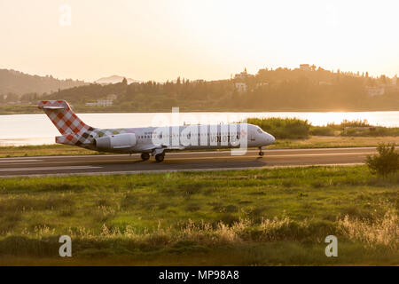 Korfu, Griechenland - 21. Mai 2018. Eine Volotea Boeing 717-200 (EI-FGI) landet auf dem Internationalen Flughafen Korfu. Stockfoto
