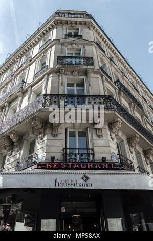 Paris, Frankreich, 17. April 2018: Die typischen Pariser Restaurant am Montmartre Viertel Stockfoto