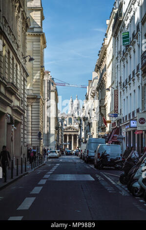 Paris, Frankreich, 17. April 2018: Rue Laffitte an einem Wochentag mit dem Sacre Coeur im Hintergrund Stockfoto