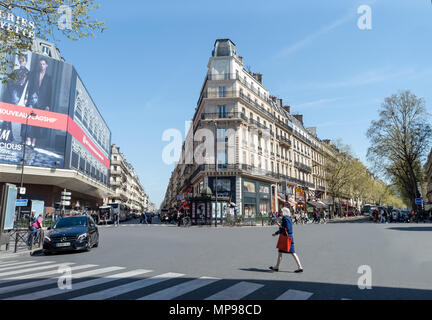 Paris, Frankreich, 17. April 2018: Frau über die Straße in der Nähe der Galeries Lafaiette Stockfoto