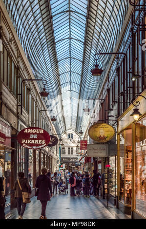 Paris, Frankreich, 17. April 2018: Passage Jouffroy mit Touristen sind Shopping Stockfoto