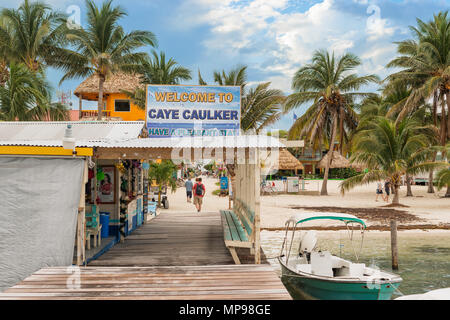 Caye Caulker, Belize - Dezember 24, 2016: Anmelden Herzlich Willkommen auf der hölzernen Pier dock in Caye Caulker. Es ist eine kleine Insel in der Nähe von Ambergris Caye, Belize. Stockfoto