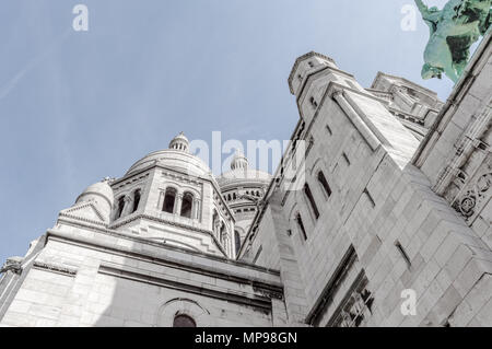 Basilika de Sacre Coeur Nahaufnahme von der Seite des Gebäudes in niedrigen Winkel gegen den klaren blauen Himmel Stockfoto