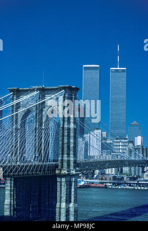 Historische 1988 TWIN TOWERS BROOKLYN BRIDGE DOWNTOWN SKYLINE MANHATTAN NEW YORK CITY USA Stockfoto