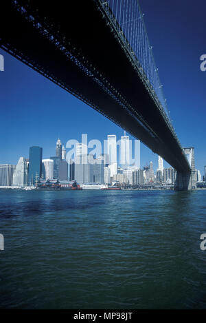 1988 historische BROOKLYN BRIDGE (© J&W ROEBLING 1876) Twin Towers (© MINORU YAMASAKI 1973) Downtown Skyline East River in Manhattan NEW YORK CITY USA Stockfoto