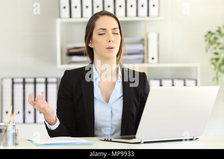 Betonte executive erholen wollen, Yoga im Büro Stockfoto