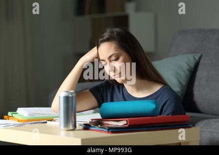 Student Studium hart in der Nacht zu Hause spät in der Nacht Stockfoto