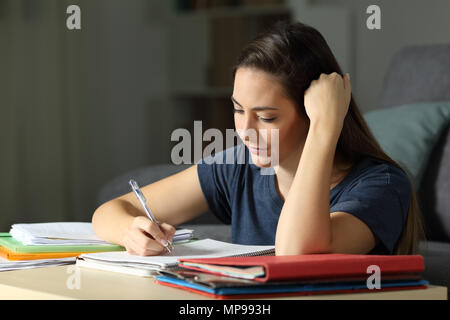 Fleißig fleißig Lernen der Schüler Notizen in der Nacht zu Hause Stockfoto