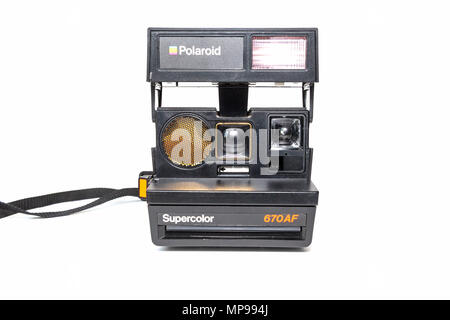 Polaroid Supercolor 670 AF film Kamera mit Gurt auf weißem Hintergrund Stockfoto