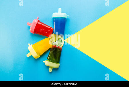 Hausgemachte Eis am Stiel auf blauen und gelben Hintergrund isoliert Stockfoto