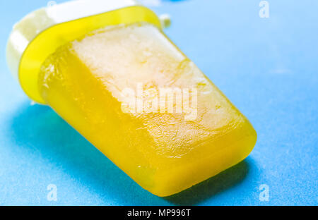 Hausgemachte gelb lemon Popsicle auf blauem Hintergrund Stockfoto