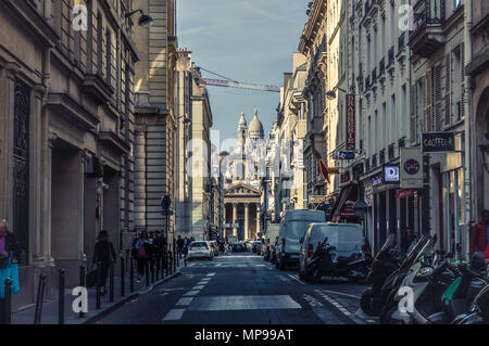 Paris, Frankreich, 17. April 2018: Rue Laffitte an einem Wochentag mit dem Sacre Coeur im Hintergrund Stockfoto