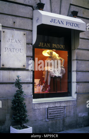 1988 historische SCHAUFENSTER ANZEIGE JEAN PATOU RUE SAINT FLORENTIN PARIS FRANKREICH Stockfoto