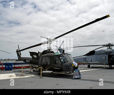 UH-1 Huey Gunship auf Flight Deck der USS Midway Aircraft Carrier Museum San Diego, Kalifornien Stockfoto