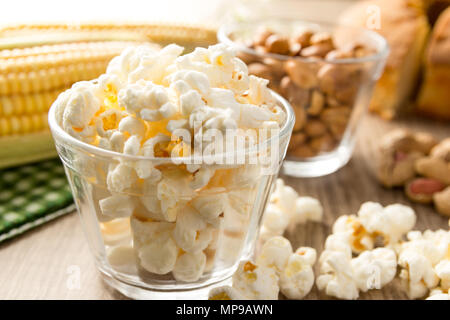 Popcorn. Essen von Festa Junina, eine typisch brasilianische Party, Urlaub Veranstaltung im Juni. Snack auf Holz Tisch. Stockfoto