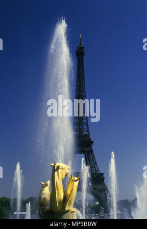 1988 HISTORISCHE PFERDE- UND HUNDESKULPTUR („GEORGES GUYOT 1937“) VARSOVIE-BRUNNEN PLACE DU TROCADERO PALAIS DE CHAILLOT EIFFELTURM PARIS FRANKREICH Stockfoto