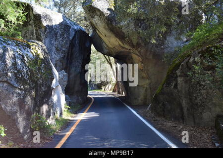 Granit Arch Rock Eingang Zum Yosemite National Park Auf El Portal Road Highway 140 Stockfotografie Alamy