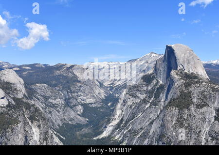 Half Dome und Yosemite Valley vom Glacier Point, Yosemite National Park, Kalifornien gesehen Stockfoto