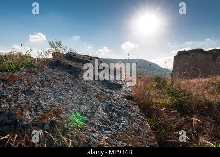 Der alte Grabstein liegt Stockfoto