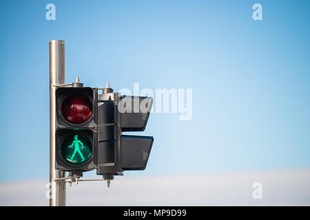 Grünes Licht Signal für Fußgänger Kreuzung in Glenelg, South Australia zu übergeben Stockfoto