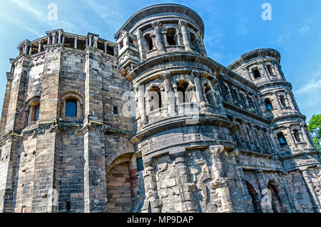 Die römische Stadtmauer "Porta Nigra" (schwarzes Tor) in Trier, Deutschland. Für über ein Jahrhundert nach AD 286, Trier war die bevorzugte Residenz der römischen Kaiser. Stockfoto