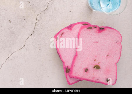 Brot und Wasser abstract pink Rosinenbrot und blau Malerei Wasser - Zusammenfassung Hintergrund Konzept Stockfoto