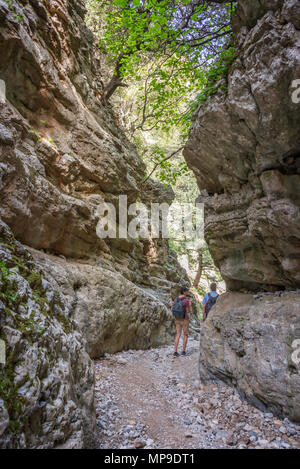 Wanderer in einen schmalen Trail von Imbros Schlucht, Kreta, Griechenland Stockfoto