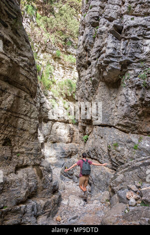 Wanderer in einen schmalen Trail von Imbros Schlucht, Kreta, Griechenland Stockfoto