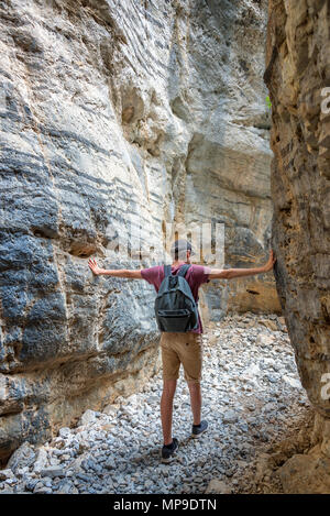 Wanderer in einen schmalen Trail von Imbros Schlucht, Kreta, Griechenland Stockfoto