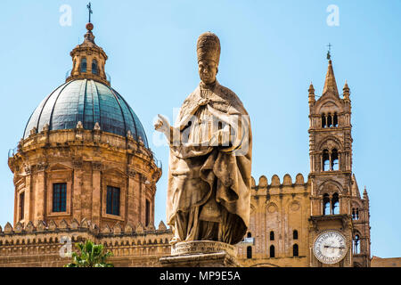 Die berühmte Kathedrale Kirche Santa Rosalia und Statuen von San Gregorio Magno in Palermo, Sizilien Insel in Italien. Stockfoto