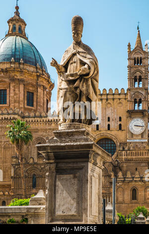 Die berühmte Kathedrale Kirche Santa Rosalia und Statuen von San Gregorio Magno in Palermo, Sizilien Insel in Italien. Stockfoto