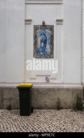 Religiöse Thema Kacheln Azulejos an einer Wand in Portugal Street und Schwarzen Mülleimer Stockfoto