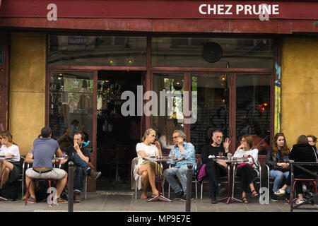 Gönner an der Pariser Cafe Chez Prune im 10. arrondissement chatten, Stockfoto