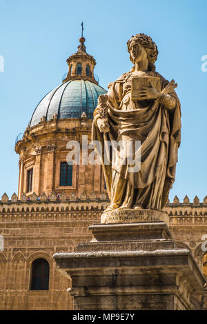 Die berühmte Kathedrale Kirche Santa Rosalia und Statuen von Sant'Oliva in Palermo, Sizilien Insel in Italien. Stockfoto