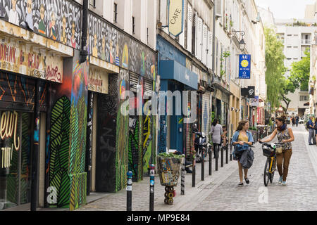 Zwei Frauen plaudern auf der Rue Dénoyez in Belleville Viertel in Paris, Frankreich. Stockfoto